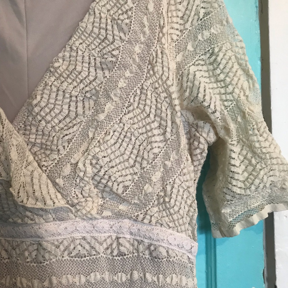 Flattering Lace Dress - Picture 4 of 7